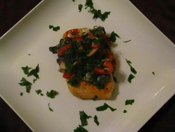 Salmone e salsa di formaggio vegetale