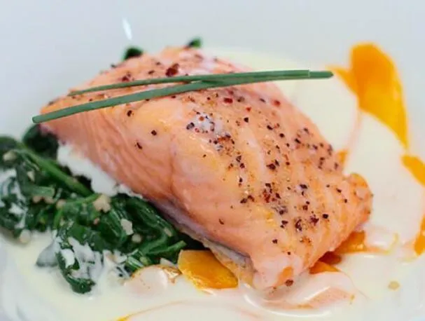 Salmone confit con salsa alla citronella