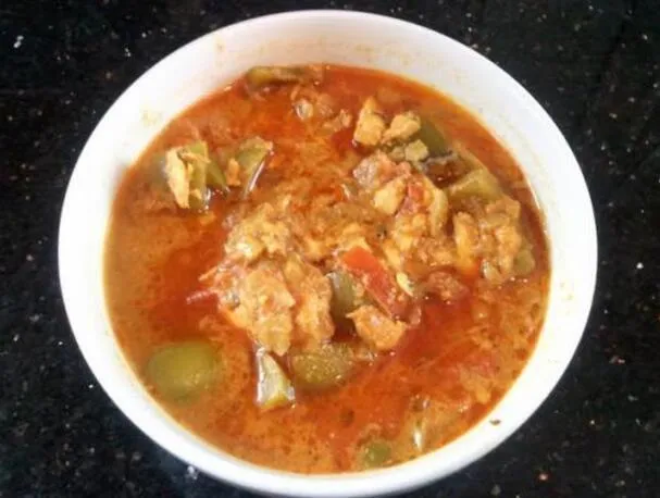 Curry di salmone con peperoni verdi