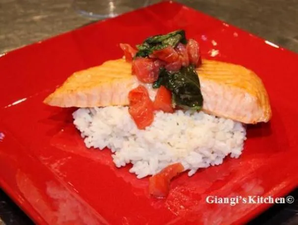 Filetti di salmone in salsa al basilico con riso al burro