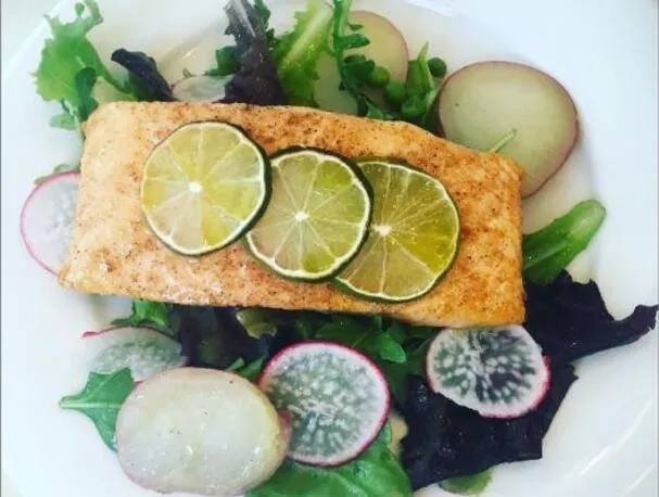 Filetti di salmone con verdure baby