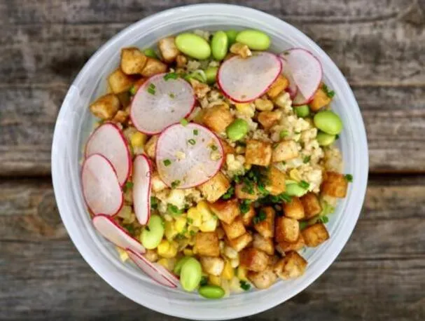 Ciotola di super cereali con miglio affumicato e tofu croccante