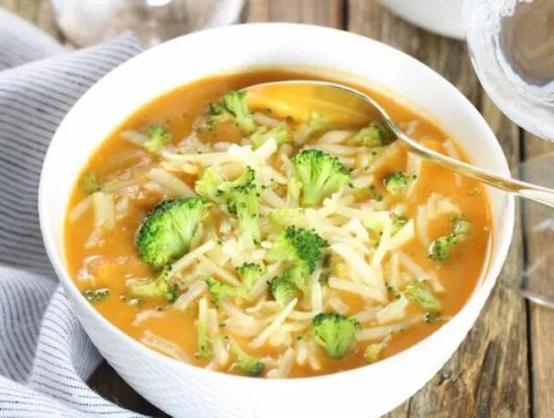 Zuppa di cavolfiore e broccoli affumicata e cremosa