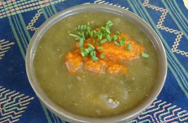 Zuppa di acetosella e levistico con purea di carote e menta