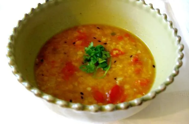 Zuppa speziata di lenticchie rosse con pozione magica