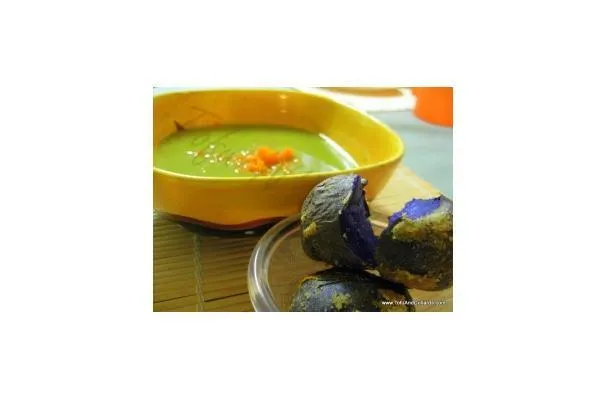 Zuppa di piselli con patate viola cotte al forno con crosta croccante