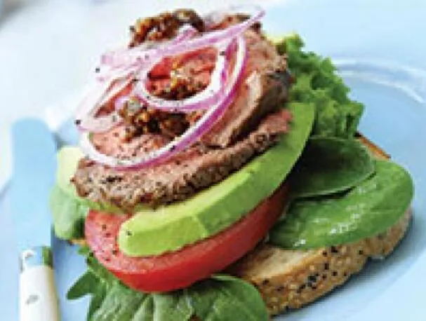 Panini con bistecca e salsa di pomodoro e avocado
