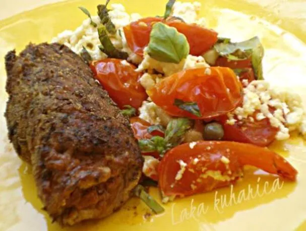 Bistecche al pesto, pomodori e feta