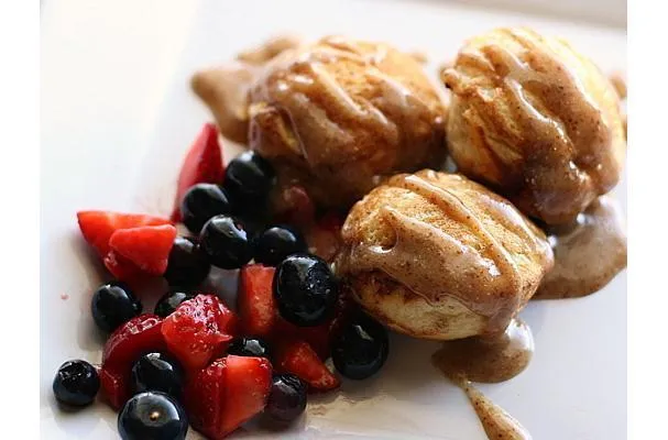 Ebelskiver alla fragola e latticello con glassa alle mandorle e miele