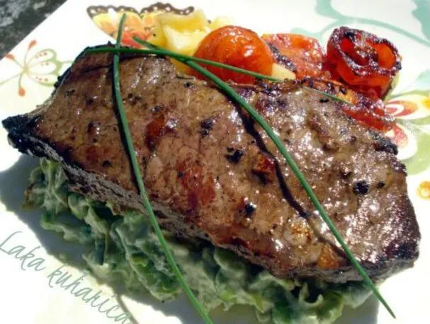 Bistecca di controfiletto con pomodorini arrosto e purè di verdure