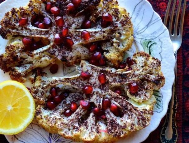 Bistecche di cavolfiore spolverate di sumac con melograno