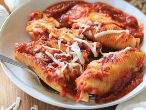 Conchiglie ripiene di tre formaggi con marinara fatta in casa