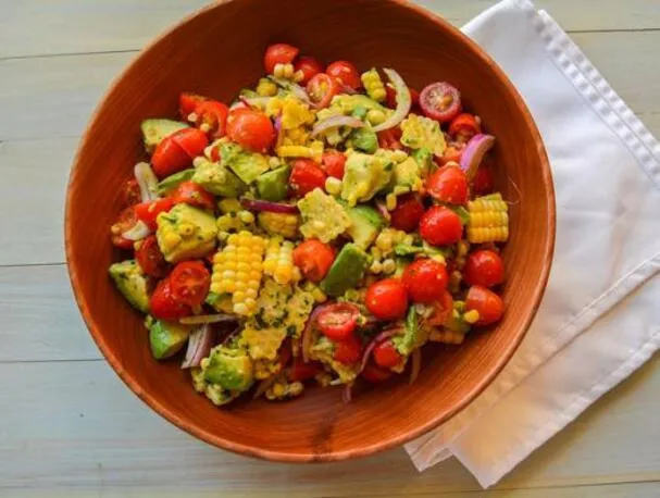 Insalata di pomodori, mais e avocado con vinaigrette al lime e coriandolo