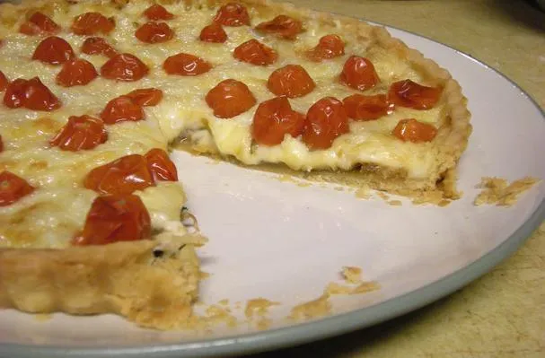 Torta al pomodoro, fontina e cipolle caramellate