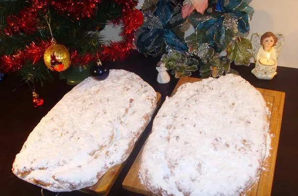 Stollen natalizio tedesco tradizionale con marzapane alle mandorle