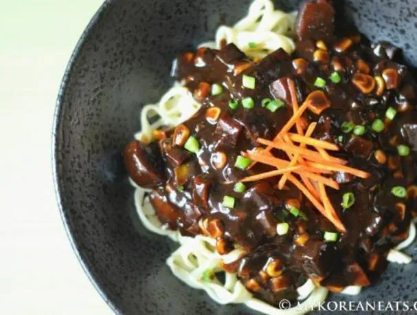 Jajang Myeon vegetariano (noodles con salsa di fagioli neri)
