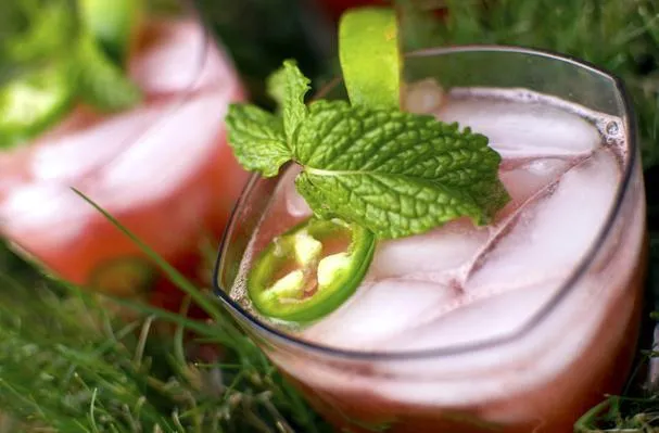 Cocktail rinfrescante all'anguria e al peperoncino jalapeño