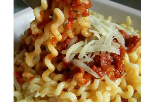 Cena deliziosa per la settimana: Fusilli in olio caldo di pomodoro, serviti con antipasto Lolita