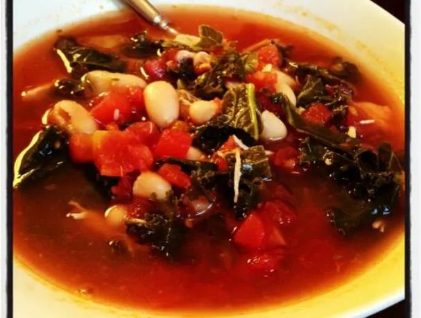 Zuppa di fagioli bianchi, pollo, pomodoro e cavolo nero