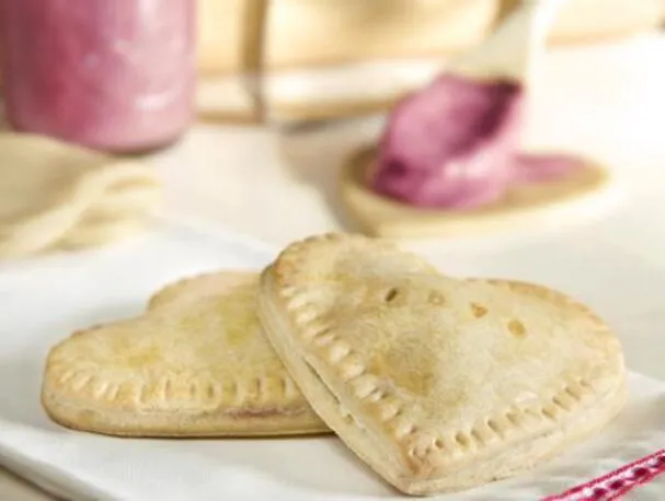 Torte a mano al cioccolato bianco e ciliegie