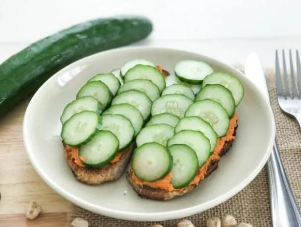 Pane integrale con hummus e cetriolo