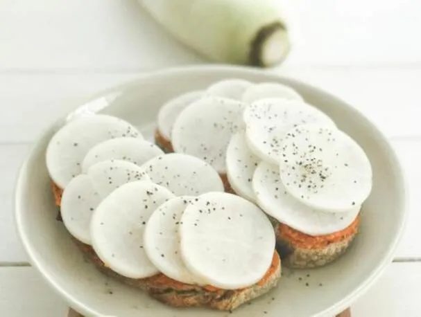 Pane integrale con hummus e ravanelli