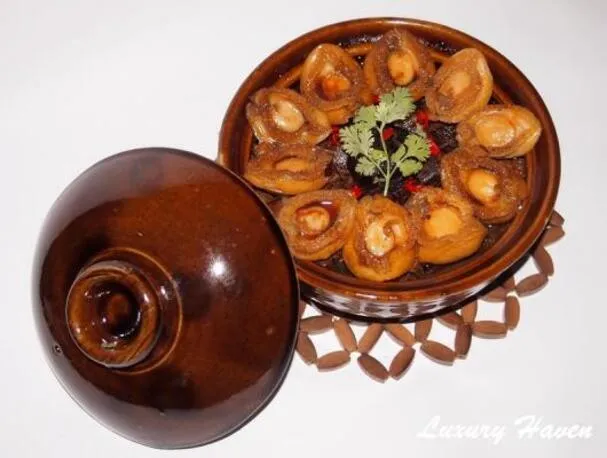 Pancia di maiale brasata con abalone in casseruola di terracotta