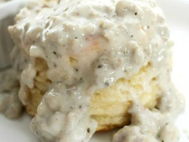 Biscotti al latticello e salsa di salsiccia fatta in casa