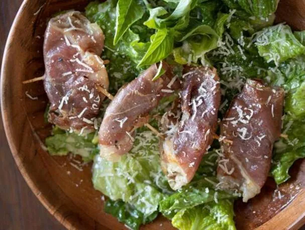 Insalata Cesare con gamberetti Saltimbocca