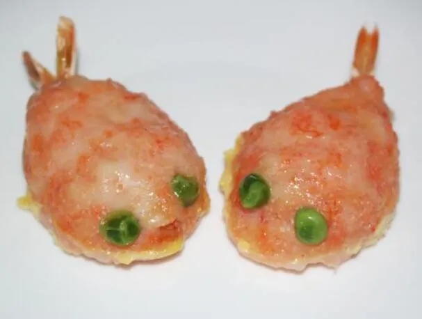Deliziosa carpa dorata al vapore con pasta di gamberi e tobiko