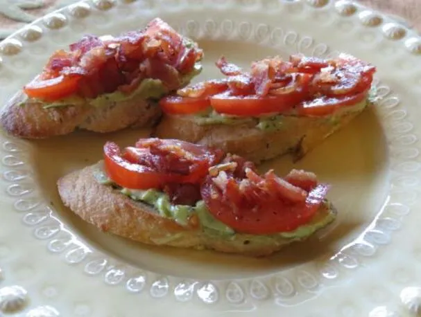 Crostini con pollo e funghi