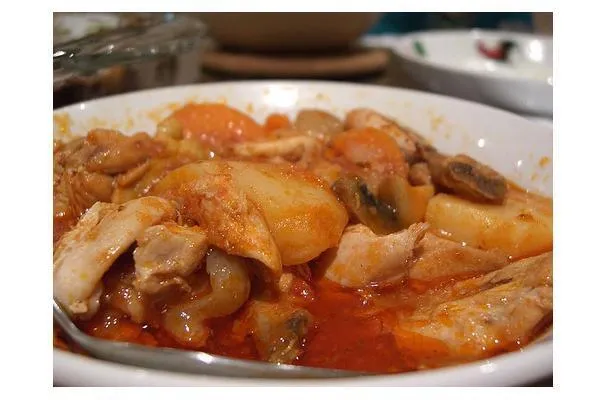 Stufato di pollo e arachidi