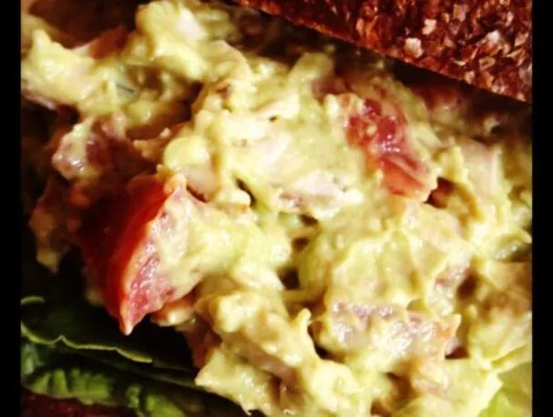 Insalata di pollo con avocado, pancetta affumicata Applewood e pomodoro