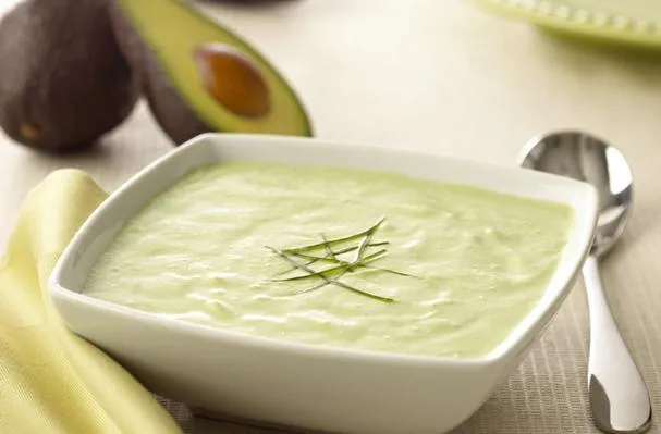 Zuppa fredda di cetrioli e avocado con formaggio di capra fresco