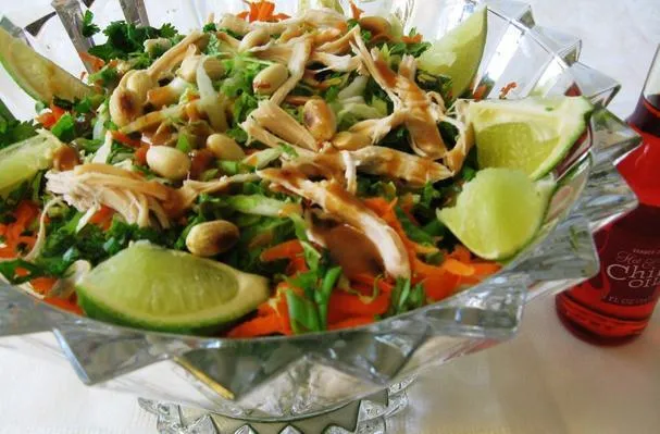 Insalata cinese di pollo con condimento al chipotle