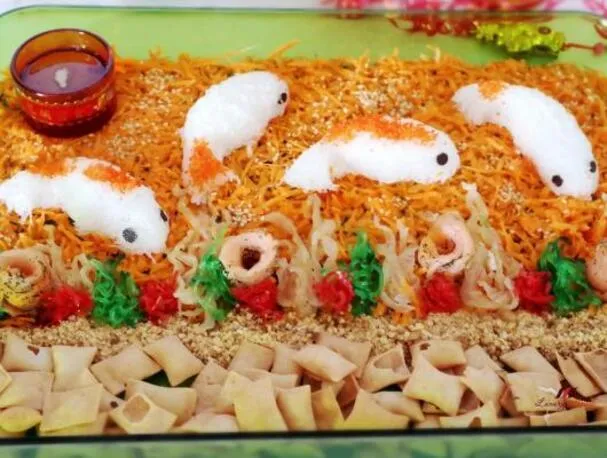 Insalata cinese di Capodanno con salmone e medusa