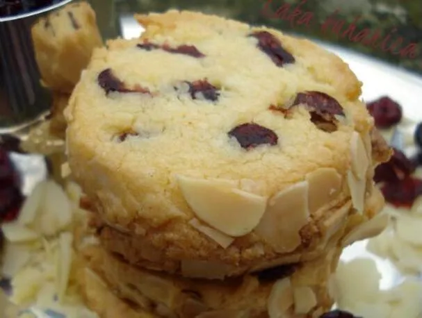 Frollini alle mandorle e mirtilli rossi