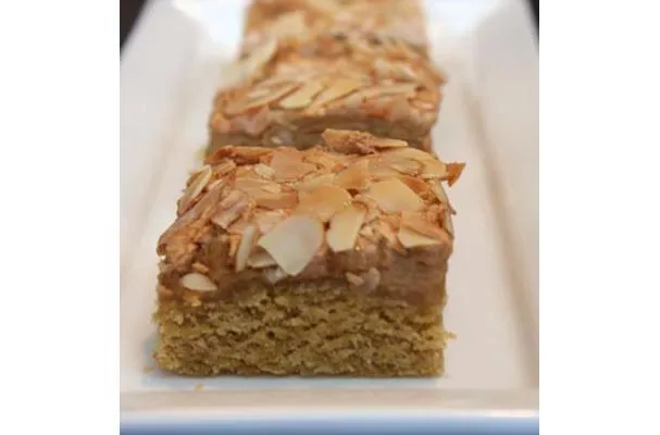Quadrotti di mandorle e lime