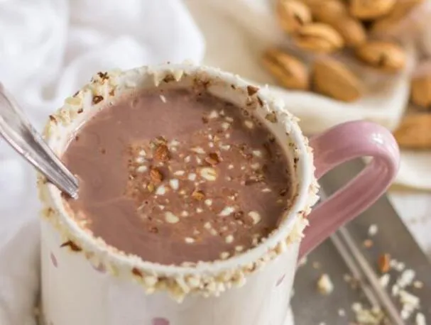 Cioccolata calda al latte di mandorle